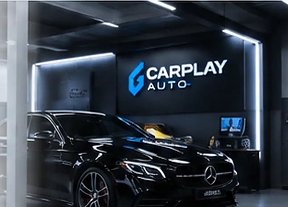 Atelier CarPlay Auto à Bruxelles, véhicule haut de gamme sous éclairage bleu